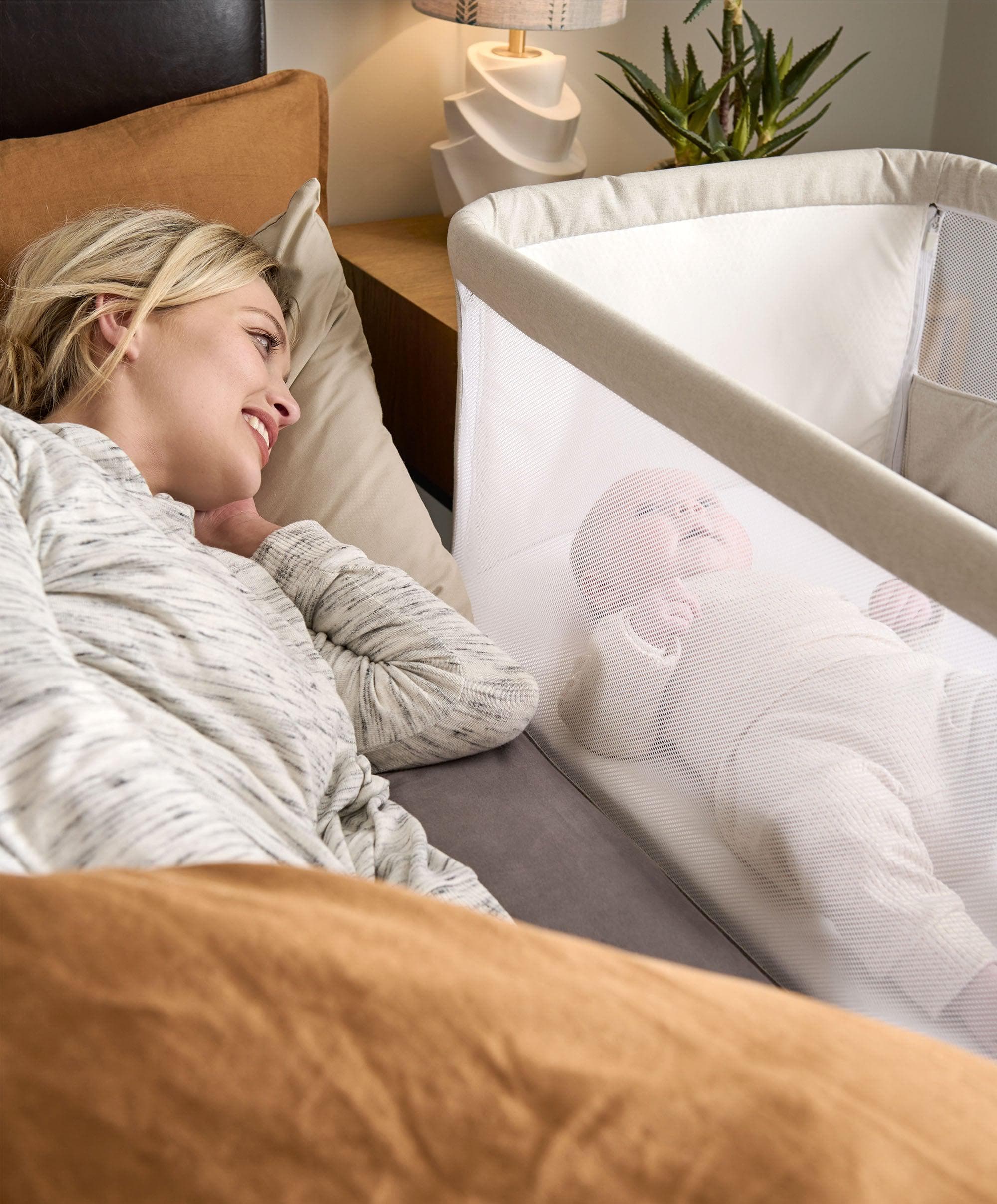 Lua Bedside Crib and Sheet Bundle - Fawn/White - Image 4