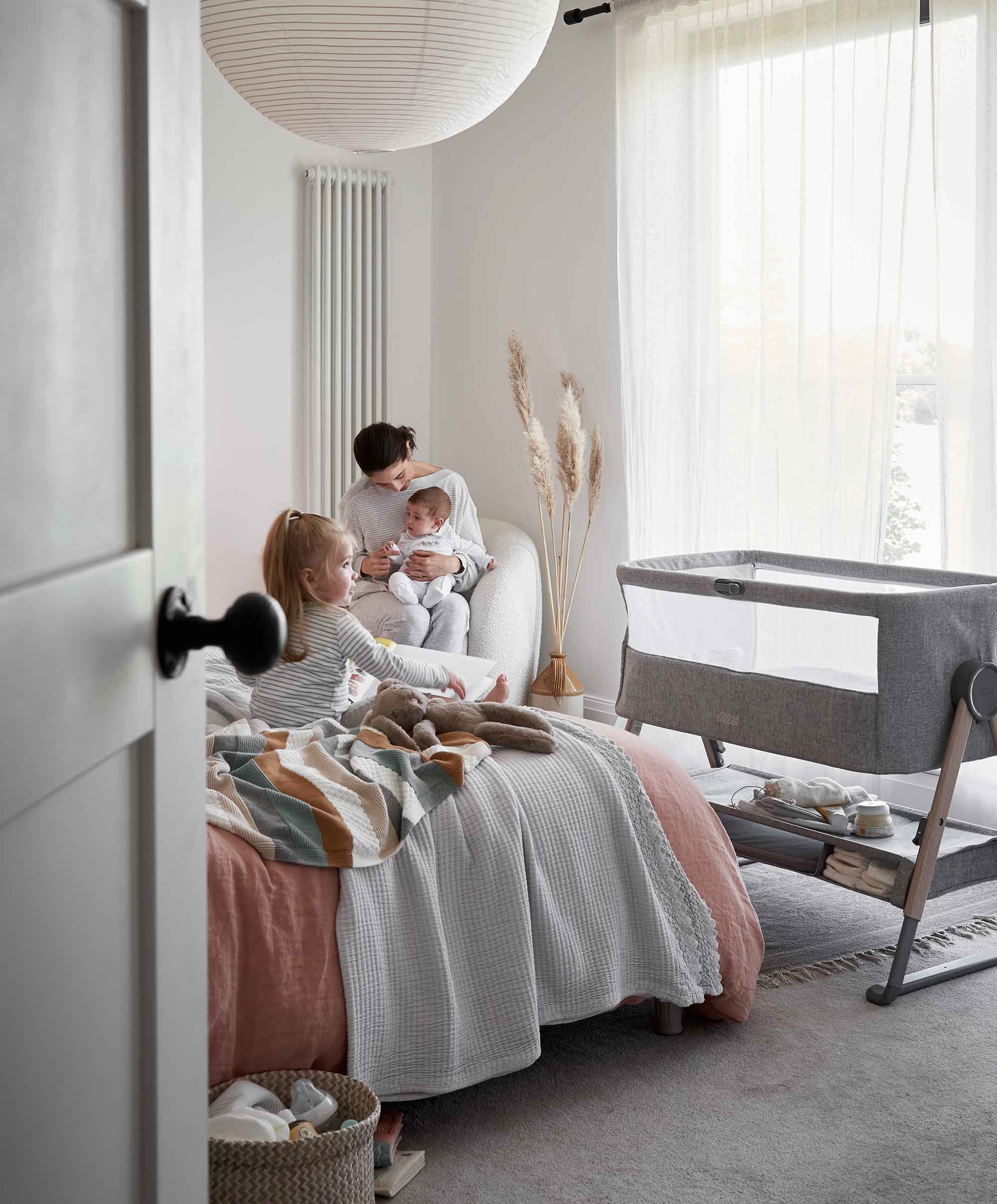 Lua Bedside Crib and Sheet Bundle - Grey/White - Image 3