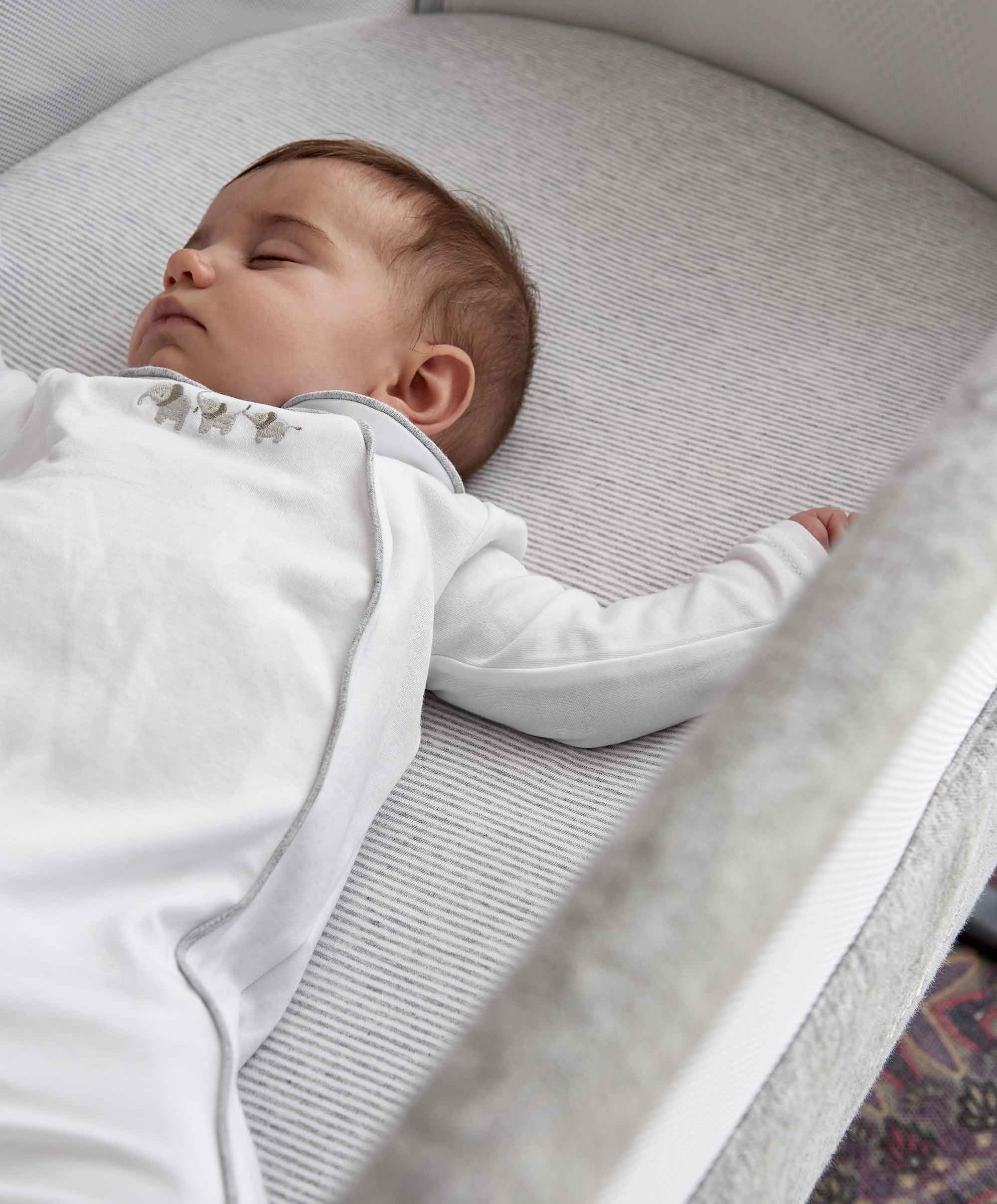 Lua Bedside Crib and Sheet Bundle - Grey/White - Image 8